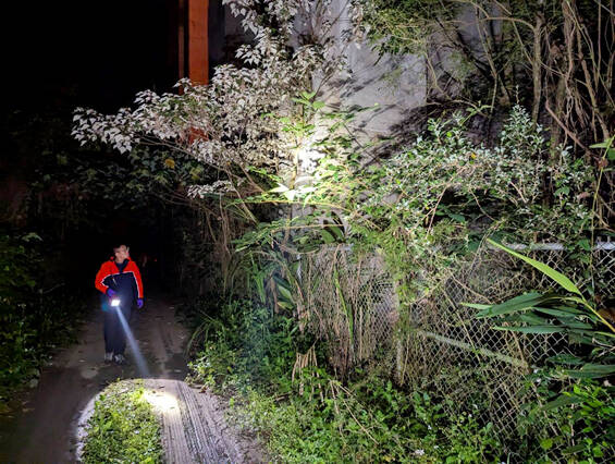 消防人員在國6聇方橋聳雲天附近搜尋疑似墜橋的男子。(南投縣消防局提供) 消防人員在國6聇方橋聳雲天附近搜尋疑似墜橋的男子。(南投縣消防局提供)
