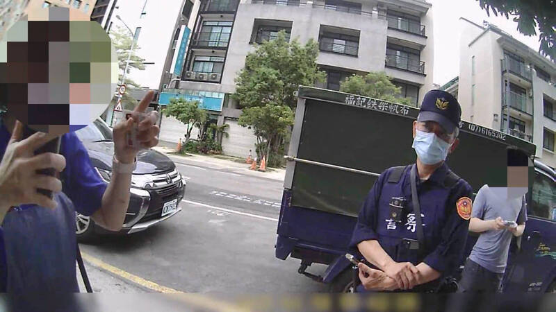 高雄房東、房客騎樓全武行互控,警受理查辦。(民眾提供) 高雄房東、房客騎樓全武行互控,警受理查辦。(民眾提供)