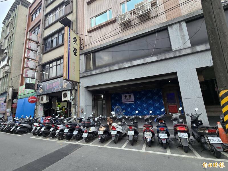 基隆市警一分局忠二路派出所查獲東星KTV有17歲少女坐檯、陪酒,將張姓負責人依違反兒童及少年性剝削防制條例法辦。
(記者林嘉東攝) 基隆市警一分局忠二路派出所查獲東星KTV有17歲少女坐檯、陪酒,將張姓負責人依違反兒童及少年性剝削防制條例法辦。
(記者林嘉東攝)
