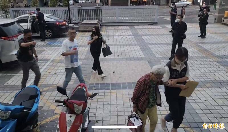 罷免黃捷領銜人黃晃枝(白髮老婦)和罷免許智傑領銜人朱磊(白衣),傍晚移送雄檢複訊。(記者黃佳琳攝) 罷免黃捷領銜人黃晃枝(白髮老婦)和罷免許智傑領銜人朱磊(白衣),傍晚移送雄檢複訊。(記者黃佳琳攝)
