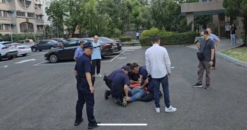 「高雄雙罷劫」發言人徐尚賢,在高雄市調處鳳山工作站門口被上銬逮捕。(民眾提供) 「高雄雙罷劫」發言人徐尚賢,在高雄市調處鳳山工作站門口被上銬逮捕。(民眾提供)