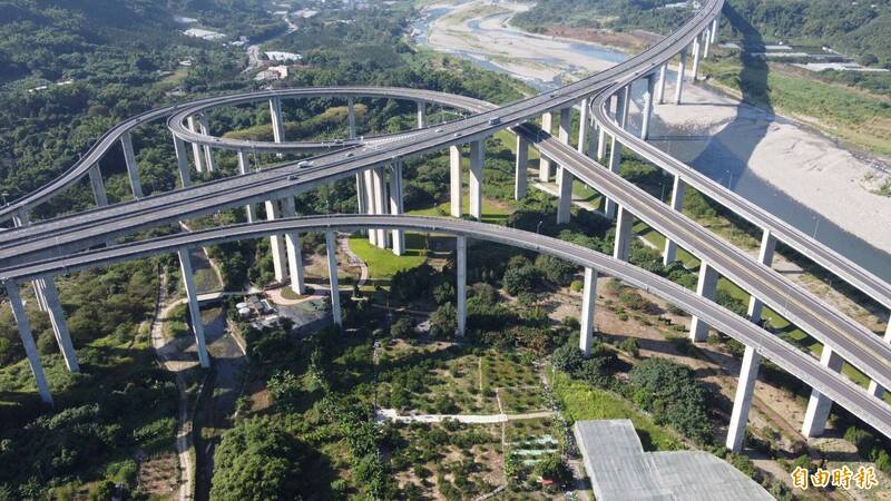 國6國姓路段是該國道最高的路段,橋面距地面高達70公尺,因迴旋設計十分壯觀,而被列為國道8景。(資料照) 國6國姓路段是該國道最高的路段,橋面距地面高達70公尺,因迴旋設計十分壯觀,而被列為國道8景。(資料照)