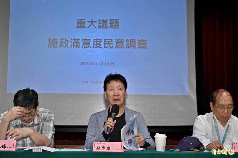 中廣前董事長趙少康(中)18日主持重大議題施政滿意度調查記者會。(記者塗建榮攝) 中廣前董事長趙少康(中)18日主持重大議題施政滿意度調查記者會。(記者塗建榮攝)