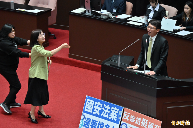 立委林淑芬與黃國昌二人,因發言用詞產生口角。(記者叢昌瑾攝) 立委林淑芬與黃國昌二人,因發言用詞產生口角。(記者叢昌瑾攝)