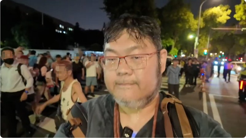 國民黨昨號召支持者在北檢外抗議,不料在外圍開直播的網紅四叉貓竟遭藍營支持者辱罵及攻擊,昨深夜他也透露「除了被淋飲料還被偷踢偷打」,他也為此譴責國民黨支持暴力行為。透過其直播可看到他被淋得滿頭濕。(圖擷自YouTube) 國民黨昨號召支持者在北檢外抗議,不料在外圍開直播的網紅四叉貓竟遭藍營支持者辱罵及攻擊,昨深夜他也透露「除了被淋飲料還被偷踢偷打」,他也為此譴責國民黨支持暴力行為。透過其直播可看到他被淋得滿頭濕。(圖擷自YouTube)