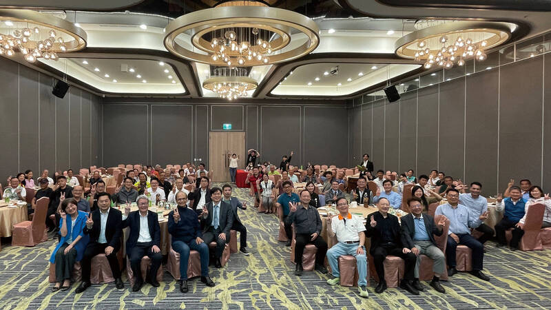 民進黨宜蘭縣黨公職聯誼會睽違7年再度舉行,行政院政務委員兼公共工程委員會主委陳金德(左3)獲推舉為新任會長、前立法院長游錫堃(左4)為榮譽會長。(民進黨宜蘭縣黨部提供) 民進黨宜蘭縣黨公職聯誼會睽違7年再度舉行,行政院政務委員兼公共工程委員會主委陳金德(左3)獲推舉為新任會長、前立法院長游錫堃(左4)為榮譽會長。(民進黨宜蘭縣黨部提供)