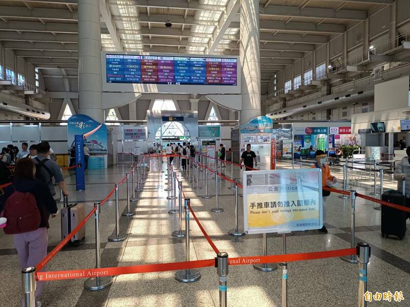 高雄機場出境行李輸送帶故障 網友：行李直接滿出來、三流機場 - 高雄市 - 自由時報電子報