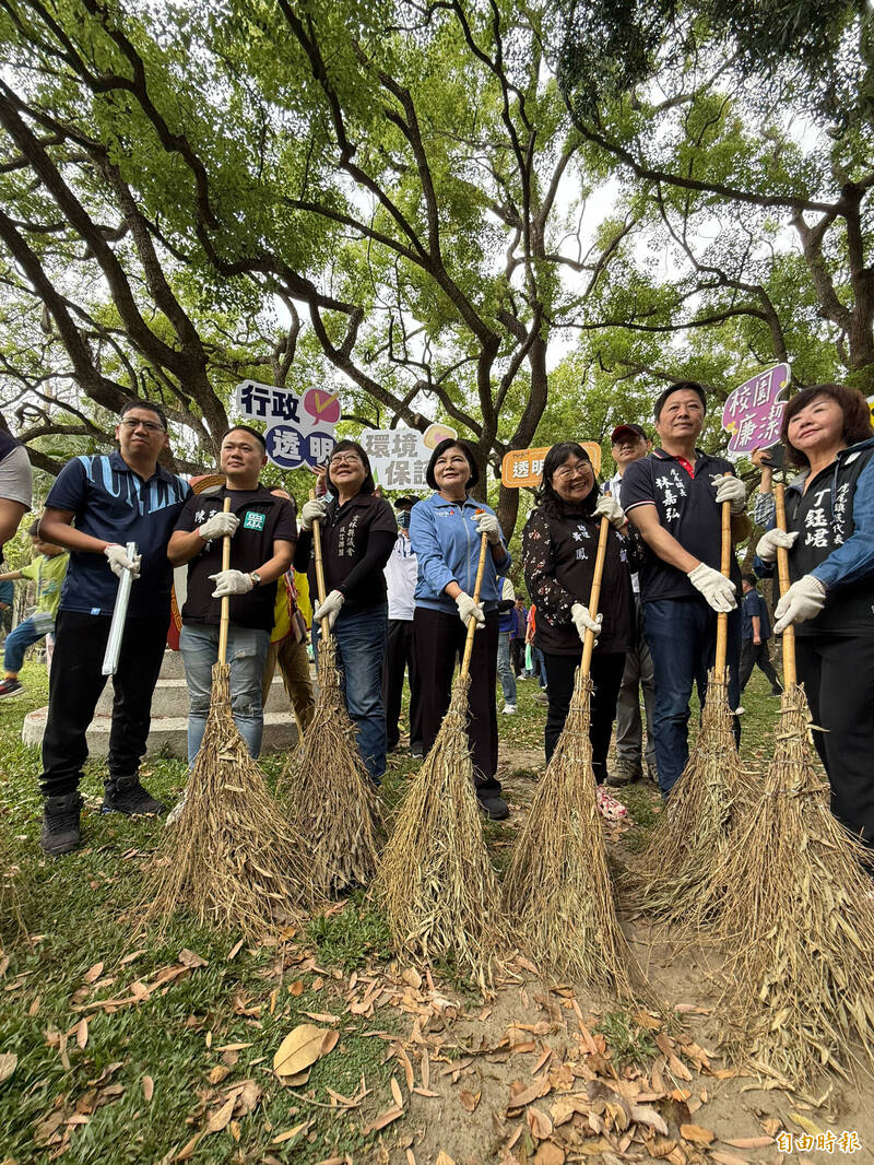 縣府響應422地球日,在虎尾舉辦淨堤活動,盼喚醒民眾守護河川意識,更希望維護家園環境。(記者李文德攝) 縣府響應422地球日,在虎尾舉辦淨堤活動,盼喚醒民眾守護河川意識,更希望維護家園環境。(記者李文德攝)