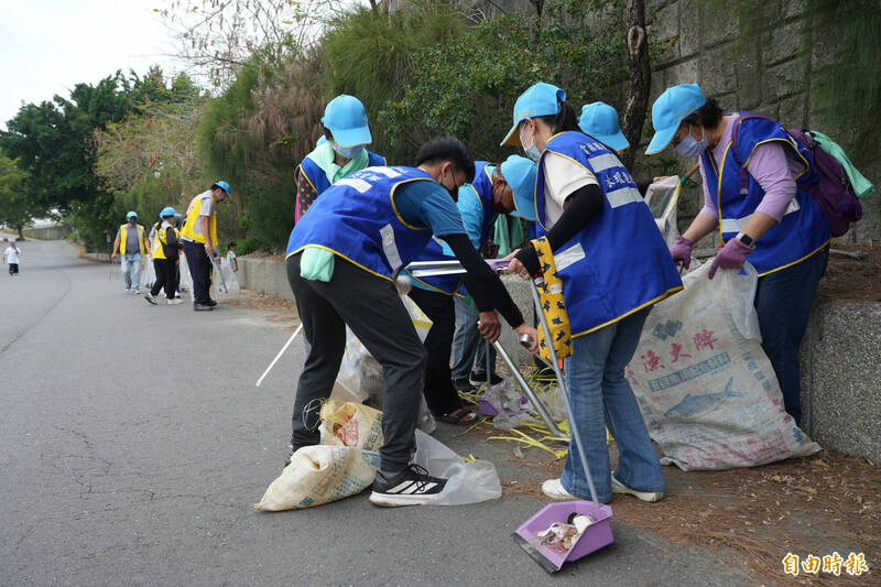 縣府響應422地球日,在虎尾舉辦淨堤活動,盼喚醒民眾守護河川意識,更希望維護家園環境。(記者李文德攝) 縣府響應422地球日,在虎尾舉辦淨堤活動,盼喚醒民眾守護河川意識,更希望維護家園環境。(記者李文德攝)