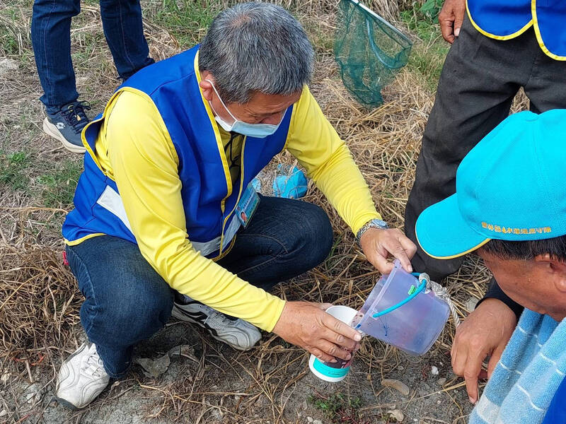 雲林縣水環境巡守隊成立約20年,現有600人加入行列,去年巡檢北港、新虎尾、濁水溪流域超過700次,皆發現有垃圾丟棄、廢水排放等問題。(圖由雲林縣環保局提供) 雲林縣水環境巡守隊成立約20年,現有600人加入行列,去年巡檢北港、新虎尾、濁水溪流域超過700次,皆發現有垃圾丟棄、廢水排放等問題。(圖由雲林縣環保局提供)