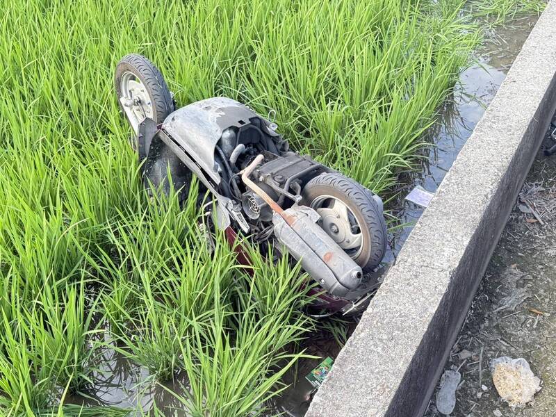 機車墜入稻田內。（民眾提供）