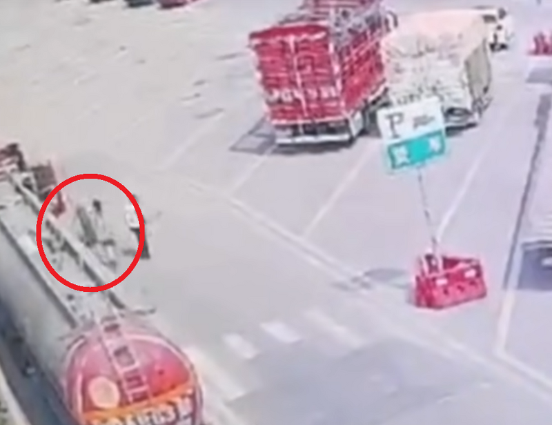 中國銀昆高速公路重慶段有大車輪胎脫落滾了1公里,在永川服務區撞死女子。圖為撞擊瞬間。(圖擷自微博) 中國銀昆高速公路重慶段有大車輪胎脫落滾了1公里,在永川服務區撞死女子。圖為撞擊瞬間。(圖擷自微博)