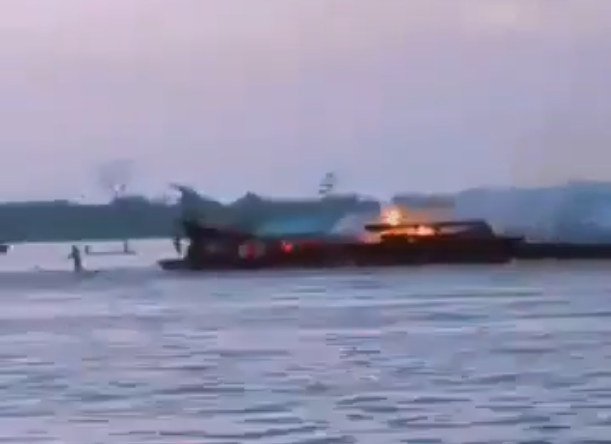 剛果民主共和國日前發生一起船隻翻覆事件，一艘載有約500人的木船突然起火，造成至少148人死亡，仍有逾百人失蹤。（圖擷取自@kakabrasa 社群平台「X」）