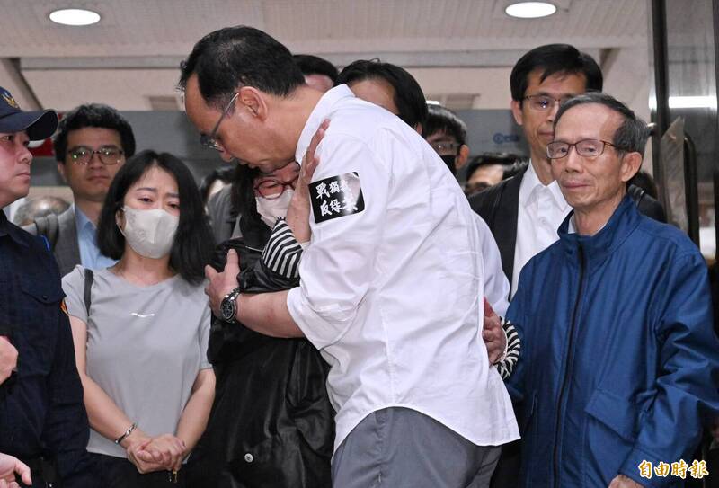 黃呂錦茹無保請回,國民黨主席朱立倫在法院外擁抱安慰。(記者劉信德攝) 黃呂錦茹無保請回,國民黨主席朱立倫在法院外擁抱安慰。(記者劉信德攝)