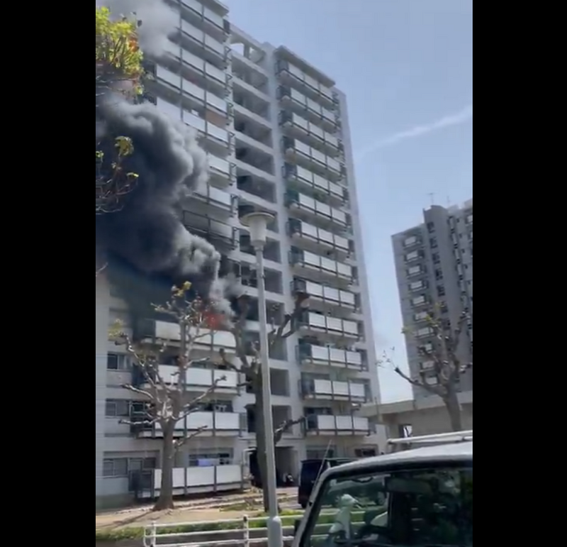 日本大阪府泉大津市一處社宅火災，造成大約30人送醫治療。（圖擷自@Gt8VUlzRG7buafO「X」帳號）