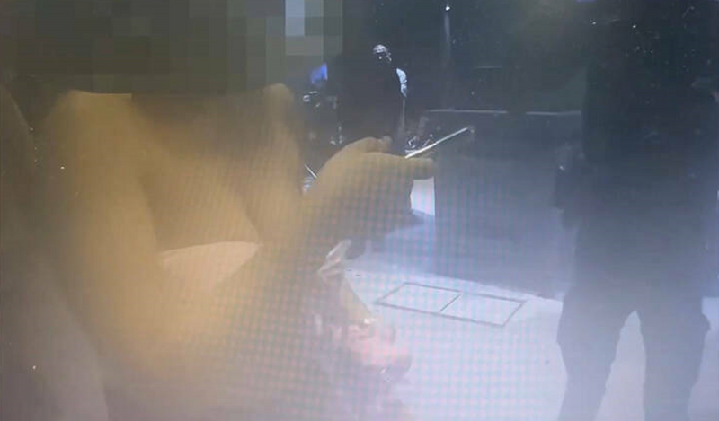 王姓女子到男模店消費2萬多元無法付清,店家報警,被員警帶回派出所後又大鬧警局。(民眾提供) 王姓女子到男模店消費2萬多元無法付清,店家報警,被員警帶回派出所後又大鬧警局。(民眾提供)