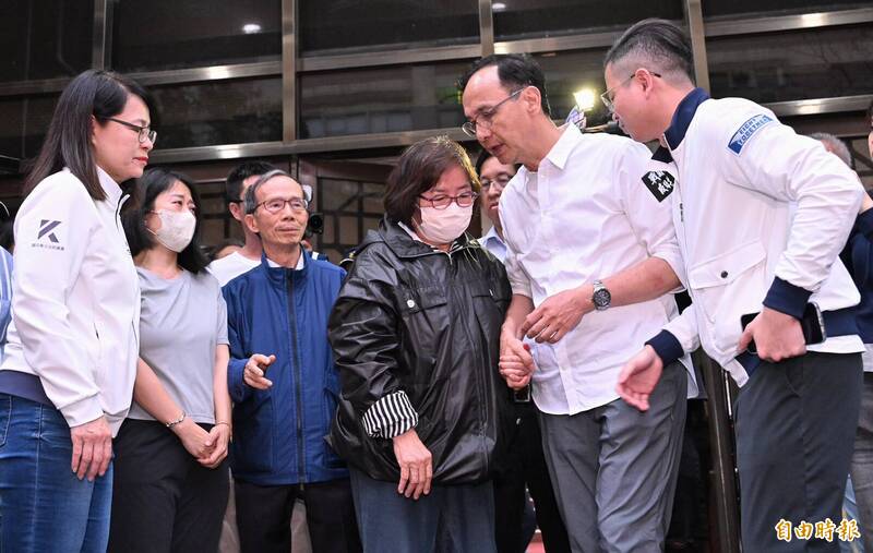 黃呂錦茹無保請回,黨主席朱立倫在法院外安慰。(記者劉信德攝) 黃呂錦茹無保請回,黨主席朱立倫在法院外安慰。(記者劉信德攝)