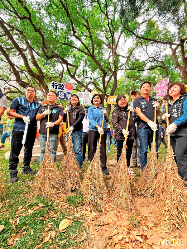 雲縣府響應422地球日,在虎尾舉辦淨堤活動,盼喚醒民眾守護河川意識,更希望維護家園環境。(記者李文德攝) 雲縣府響應422地球日,在虎尾舉辦淨堤活動,盼喚醒民眾守護河川意識,更希望維護家園環境。(記者李文德攝)