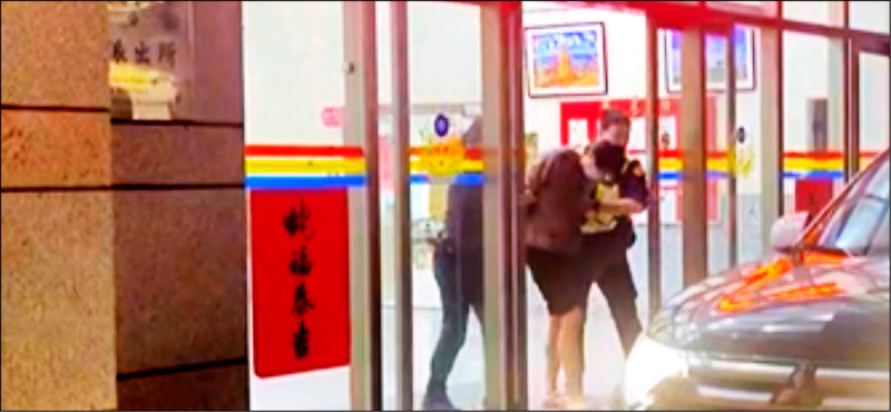 簡姓男子挖掉連男雙眼後，向警方自首，被依殺人未遂罪嫌送辦。（記者林嘉東翻攝）