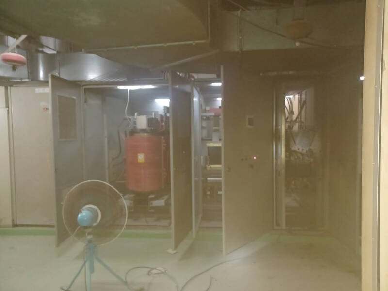 高雄超高樓水電工程疑漏電,6人肢體燙傷送醫急救中,警消人員將進入調查意外原因。(圖由民眾提供) 高雄超高樓水電工程疑漏電,6人肢體燙傷送醫急救中,警消人員將進入調查意外原因。(圖由民眾提供)