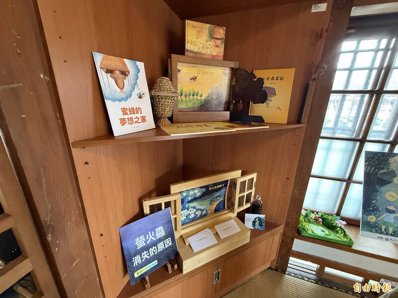 雲林故事人協會響應世界地球日舉辦展覽,除介紹3本新書外,故事導覽、更展出行動倡議者對於生態的保護經驗。(記者李文德攝) 雲林故事人協會響應世界地球日舉辦展覽,除介紹3本新書外,故事導覽、更展出行動倡議者對於生態的保護經驗。(記者李文德攝)