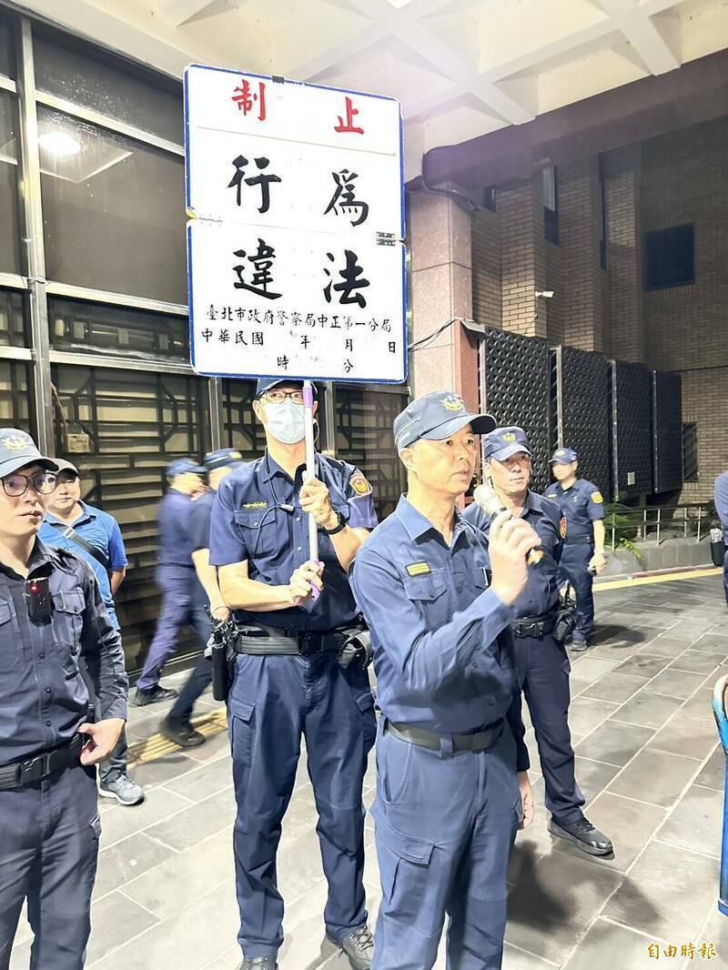警方在417當天7度舉牌。(資料照) 警方在417當天7度舉牌。(資料照)