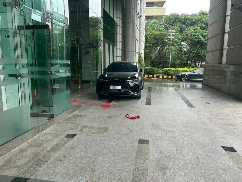 一名婦人到交通部大門放鞭炮。（記者王冠仁翻攝）