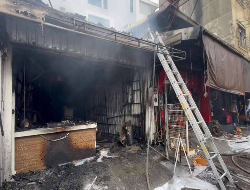 鹿港老街才剛開幕半個多月的美食店今天驚傳火災,撲滅後燒得面目全非。(民眾提供) 鹿港老街才剛開幕半個多月的美食店今天驚傳火災,撲滅後燒得面目全非。(民眾提供)