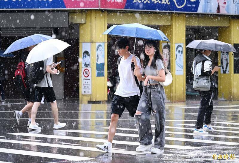 今日午後北台灣出現明顯雨勢。(資料照) 今日午後北台灣出現明顯雨勢。(資料照)