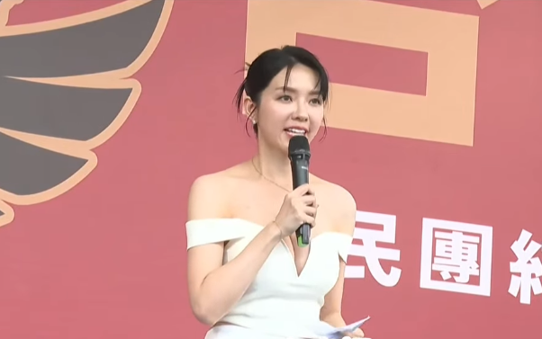 顏翎熹擔任「拒絕統戰,守護台灣」主持人掀話題。(圖翻攝自Molly翎熹臉書) 顏翎熹擔任「拒絕統戰,守護台灣」主持人掀話題。(圖翻攝自Molly翎熹臉書)