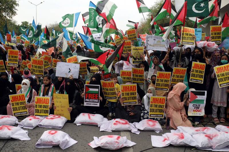 孟加拉伊斯蘭大會黨的支持者20日在集會上舉著標語牌，聲援巴勒斯坦人民，譴責以色列對加薩的攻擊行動。（歐新社）