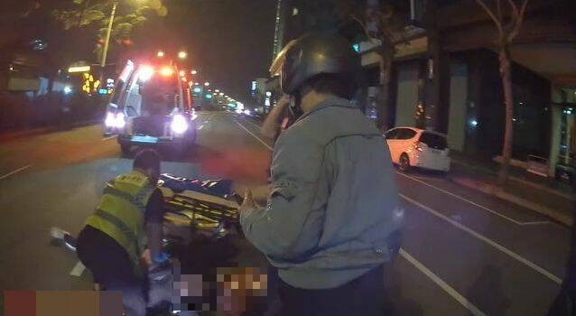 李姓男子身體不適母親騎機車載他送醫，沒想到半路摔下機車，消防人員到場進行CPR急救。（記者陳建志翻攝）