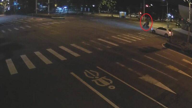 監視器畫面拍到李母騎機車載他要去醫院（紅圈），沒想到卻在半路摔落地'面不治。（記者陳建志翻攝）