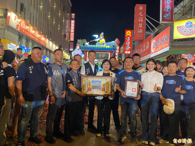 廟方與雲林縣長張麗善表揚優勝藝閣。(記者李文德攝) 廟方與雲林縣長張麗善表揚優勝藝閣。(記者李文德攝)