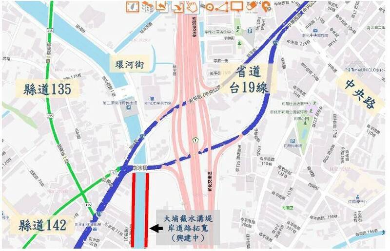 施工中的彰化市大埔截水溝堤岸道路拓寬工程也是影響彰化交流道車流順暢與否的因子之一。(圖縣府提供) 施工中的彰化市大埔截水溝堤岸道路拓寬工程也是影響彰化交流道車流順暢與否的因子之一。(圖縣府提供)