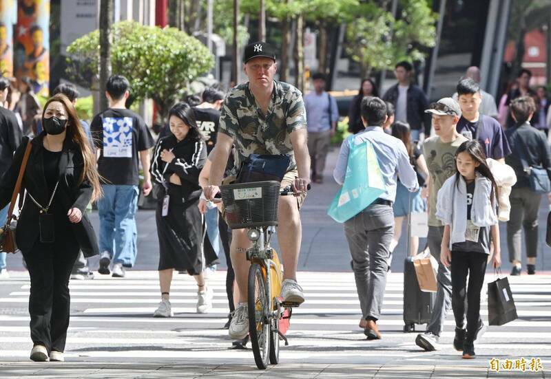 明日各地仍有高溫出現,部分地區氣溫可達36度或以上。(資料照) 明日各地仍有高溫出現,部分地區氣溫可達36度或以上。(資料照)