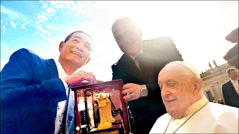 去年9月北港朝天宮董事長蔡咏鍀(左)將一尊金媽祖送給教宗方濟各(右),為東、西方聖母交流留下歷史性畫面。 (圖由北港朝天宮提供) 去年9月北港朝天宮董事長蔡咏鍀(左)將一尊金媽祖送給教宗方濟各(右),為東、西方聖母交流留下歷史性畫面。 (圖由北港朝天宮提供)