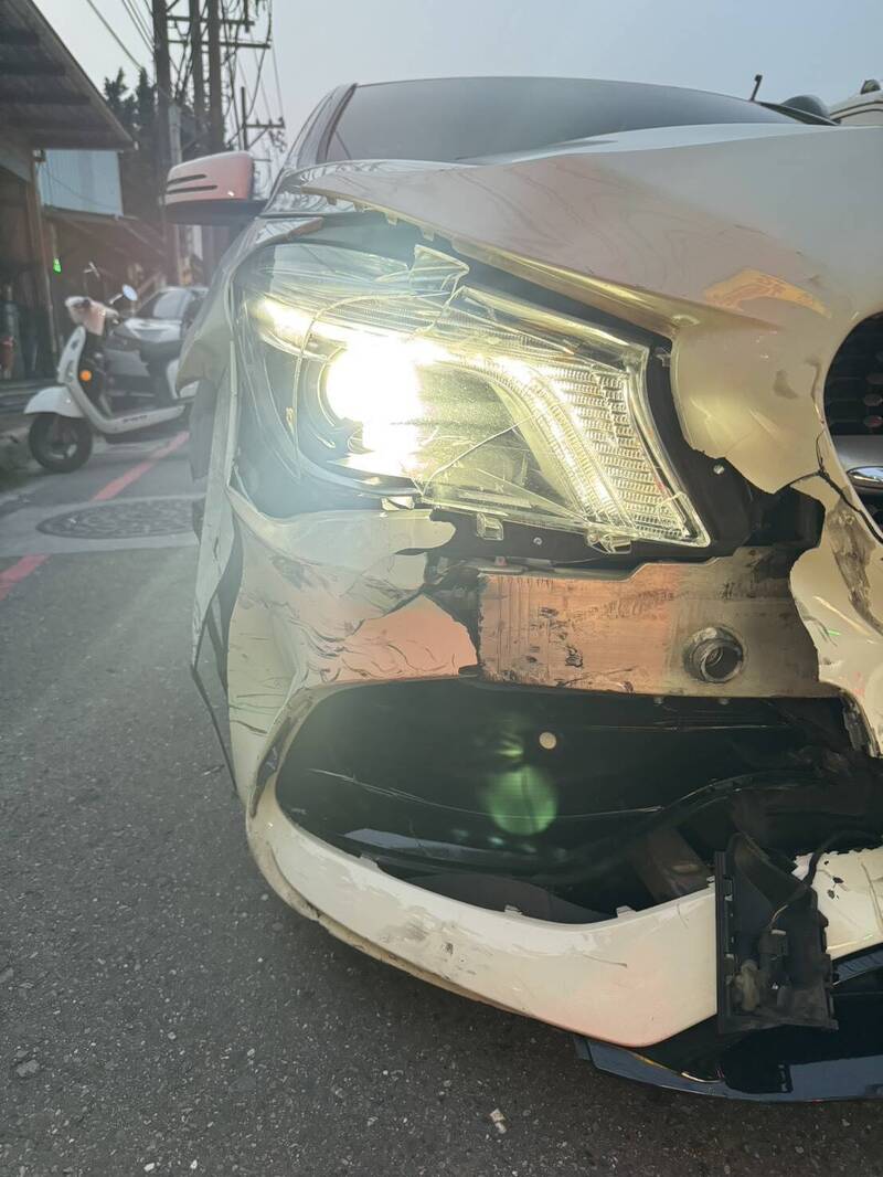 廖女駕駛賓士車行經蘆洲區中正路，突失控連撞路邊15台機車。（記者吳仁捷翻攝）