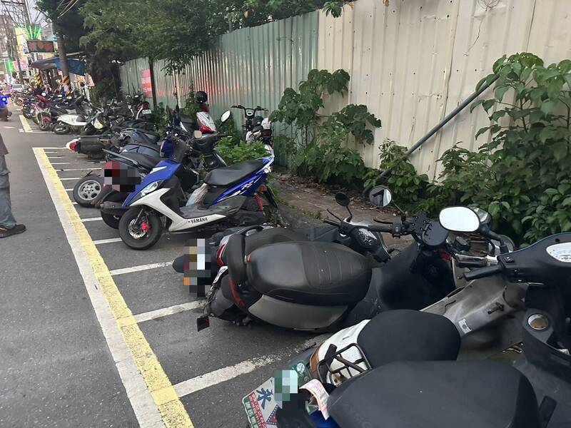 廖女駕駛賓士車行經蘆洲區中正路，突失控連撞路邊15台機車。（記者吳仁捷翻攝）