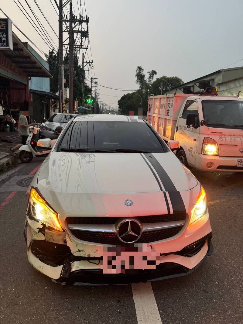 廖女駕駛賓士車行經蘆洲區中正路，突失控連撞路邊15台機車。（記者吳仁捷翻攝）