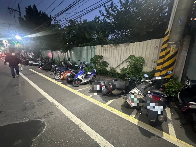 廖女駕駛賓士車行經蘆洲區中正路，突失控連撞路邊15台機車。（記者吳仁捷翻攝）