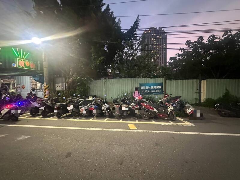 廖女駕駛賓士車行經蘆洲區中正路，突失控連撞路邊15台機車。（記者吳仁捷翻攝）