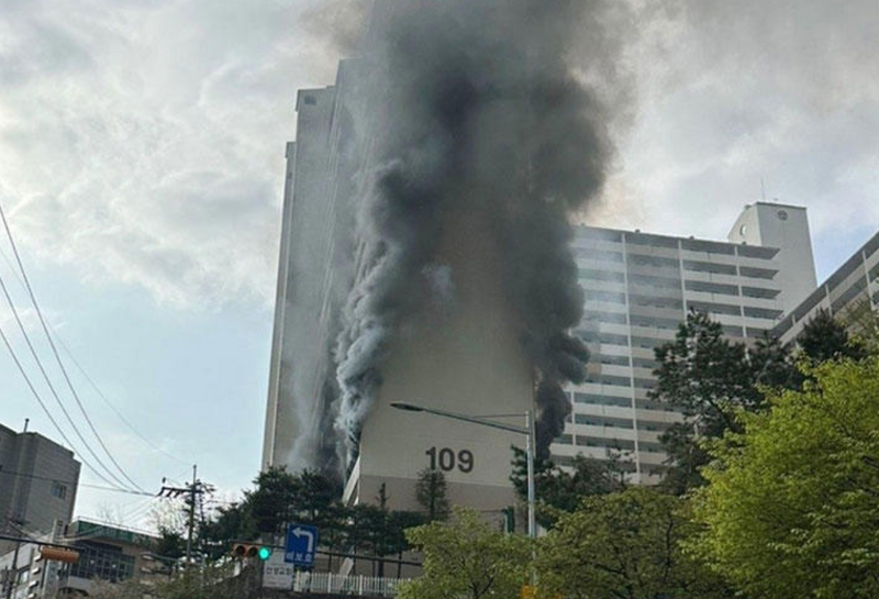 首爾公寓遭縱火，造成嫌犯死亡、6人受傷。（圖擷自@hwani27「X」帳號）