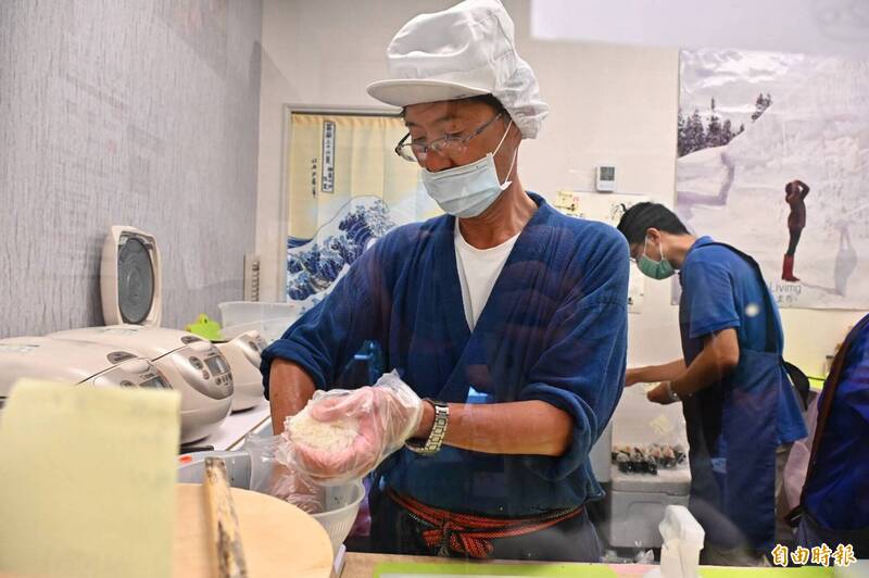 日式飯糰人氣超高,老闆跟員工忙著包飯糰。(記者李惠洲攝) 日式飯糰人氣超高,老闆跟員工忙著包飯糰。(記者李惠洲攝)
