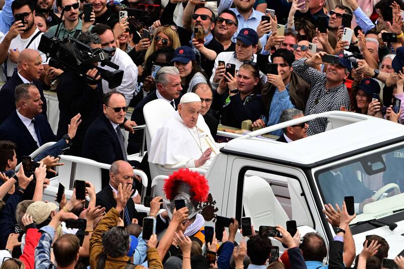 方濟各20日搭乘專屬座車前往聖彼得廣場(Piazza San Pietro),並讓車輛慢慢繞行,他則在車上向沿途信徒們揮手、祝福。(路透) 方濟各20日搭乘專屬座車前往聖彼得廣場(Piazza San Pietro),並讓車輛慢慢繞行,他則在車上向沿途信徒們揮手、祝福。(路透)