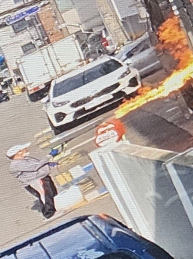 南韓首爾冠岳區奉天洞公寓遭縱火，警方查出是1名男子縱火不滿樓上住戶噪音憤而犯案。圖為男子犯案前在另一處公寓操作自製噴火器。（圖擷自@X_THE_ISSU「X」帳號）