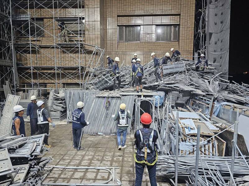 台大醫院外牆施工鷹架21日倒塌,一名移工陷在其中,承商連夜移除,22日凌晨在三樓施工架下發現,已明顯死亡。(台北市政府提供) 台大醫院外牆施工鷹架21日倒塌,一名移工陷在其中,承商連夜移除,22日凌晨在三樓施工架下發現,已明顯死亡。(台北市政府提供)