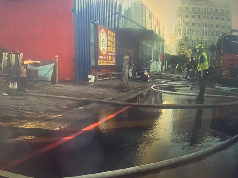 台中梧棲區文化路一家餐廳火災，消防人員趕往救援。（民眾提供）