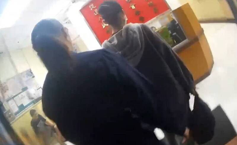 警方昨晚將陳姓婦人(右)帶到案。(記者王冠仁翻攝) 警方昨晚將陳姓婦人(右)帶到案。(記者王冠仁翻攝)
