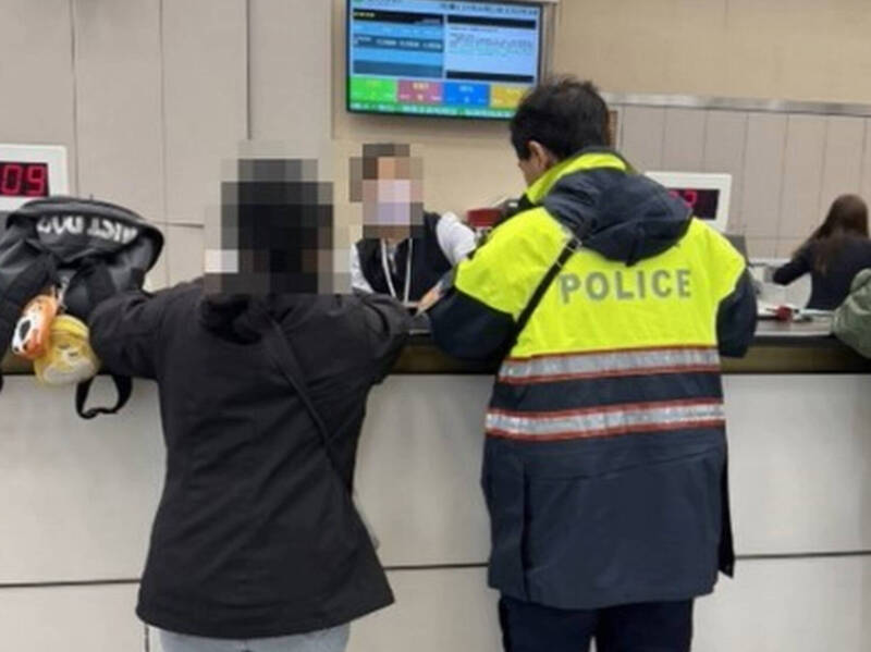 黃婦臨櫃要提領510萬元,聲稱為女兒籌辦婚禮。(警方提供) 黃婦臨櫃要提領510萬元,聲稱為女兒籌辦婚禮。(警方提供)